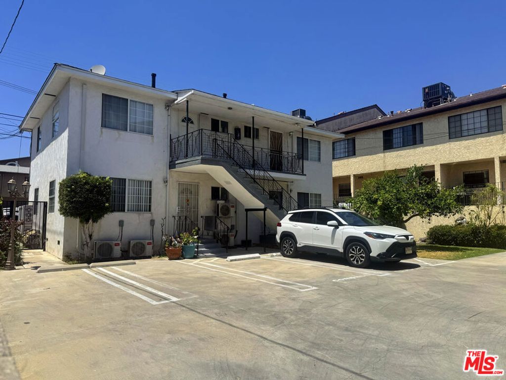 Image 13 of property listing at 335 -337 E Providencia Avenue, Burbank, CA 91502