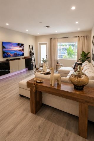 6958 Park St, Hollywood, FL 33024
