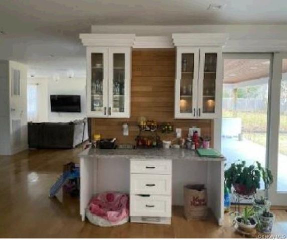 67 Squiretown Road, Hampton Bays, NY 11946