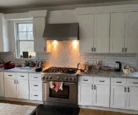 67 Squiretown Road, Hampton Bays, NY 11946