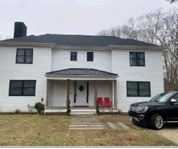 67 Squiretown Road, Hampton Bays, NY 11946