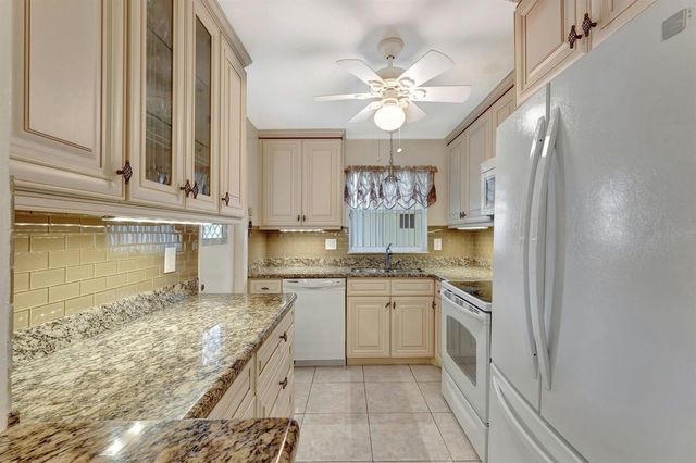 806 SE 7th Street 201, Deerfield Beach, FL 33441