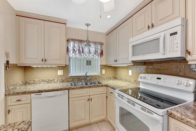 806 SE 7th Street 201, Deerfield Beach, FL 33441