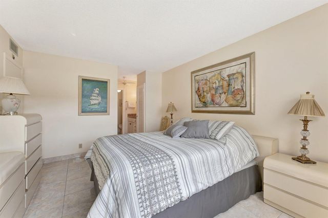 806 SE 7th Street 201, Deerfield Beach, FL 33441