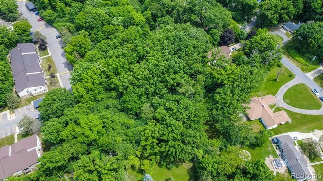 16034 Meadowood Avenue, Southfield, MI 48076