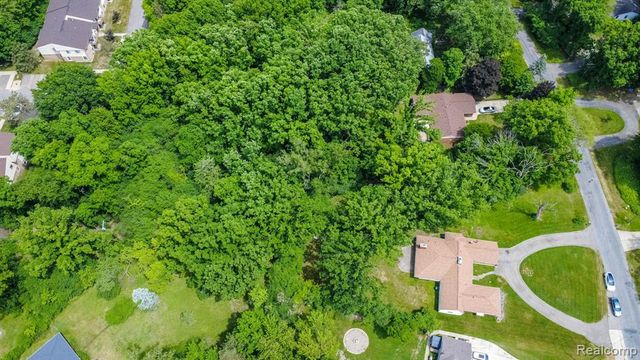 16034 Meadowood Avenue, Southfield, MI 48076
