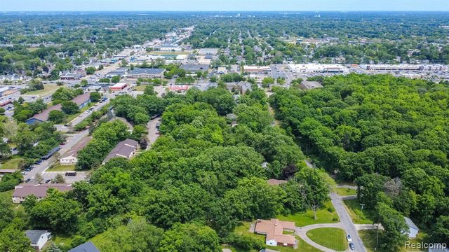 16034 Meadowood Avenue, Southfield, MI 48076