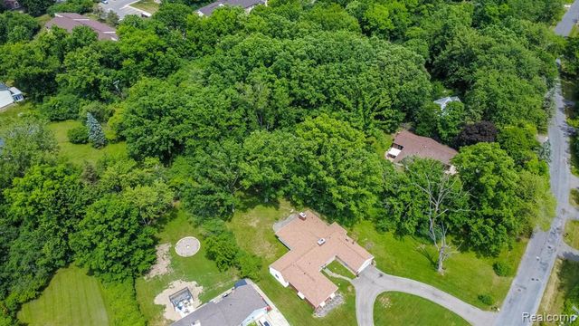 16034 Meadowood Avenue, Southfield, MI 48076