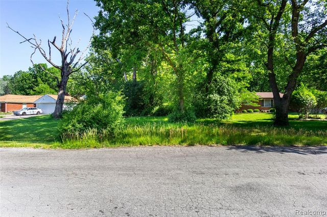 16034 Meadowood Avenue, Southfield, MI 48076
