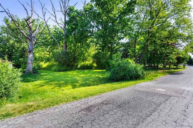 16034 Meadowood Avenue, Southfield, MI 48076