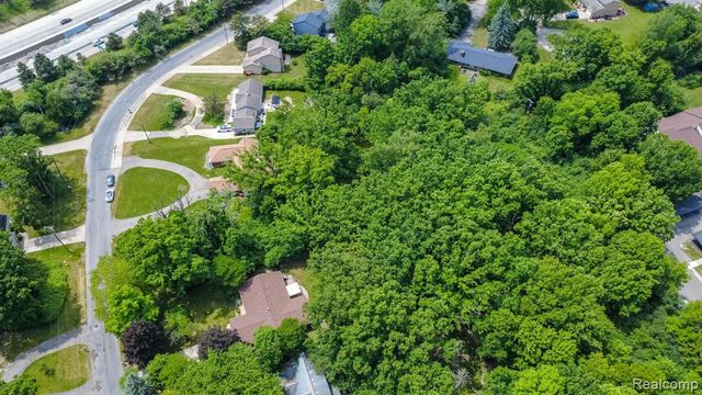 16034 Meadowood Avenue, Southfield, MI 48076