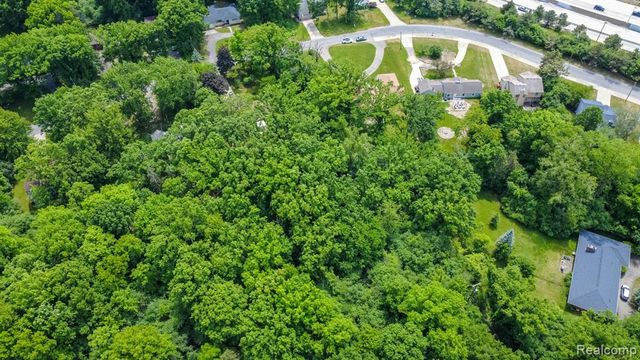 16034 Meadowood Avenue, Southfield, MI 48076