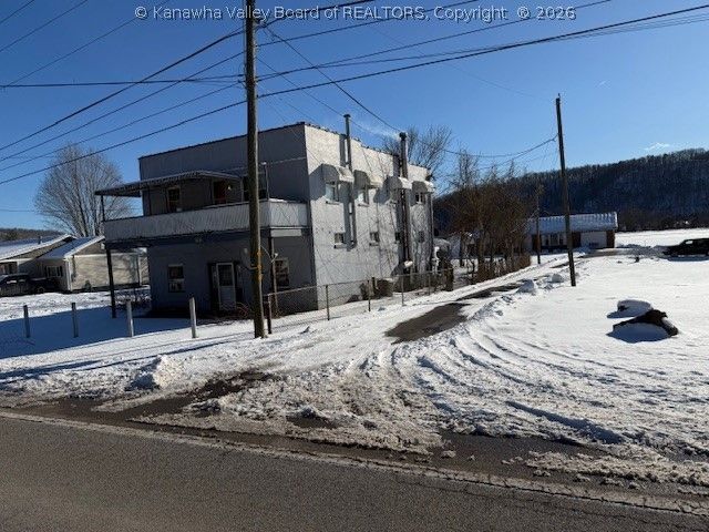11001 Charleston Road, Red House, WV 25168