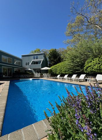 26 Woodedge Trail, Quogue, NY 11959