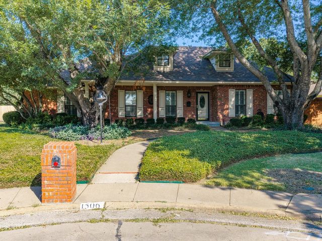1506 Williamsburg Court, Ennis, TX 75119
