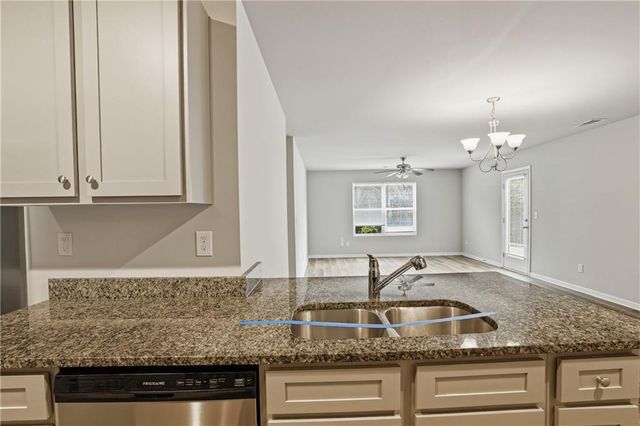 122 W Lexington Avenue, Griffin, GA 30223