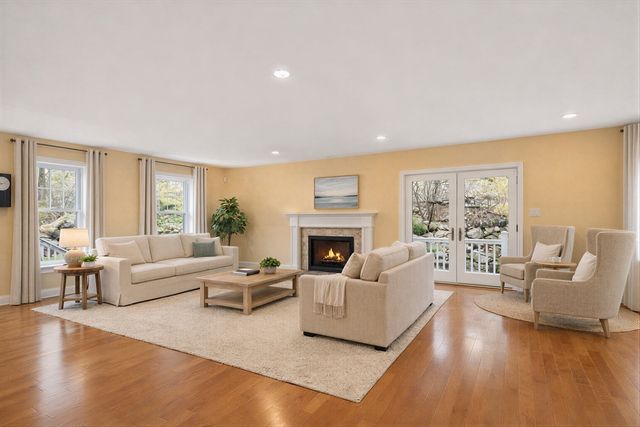 25 Magnolia Ave, Manchester, MA 01944