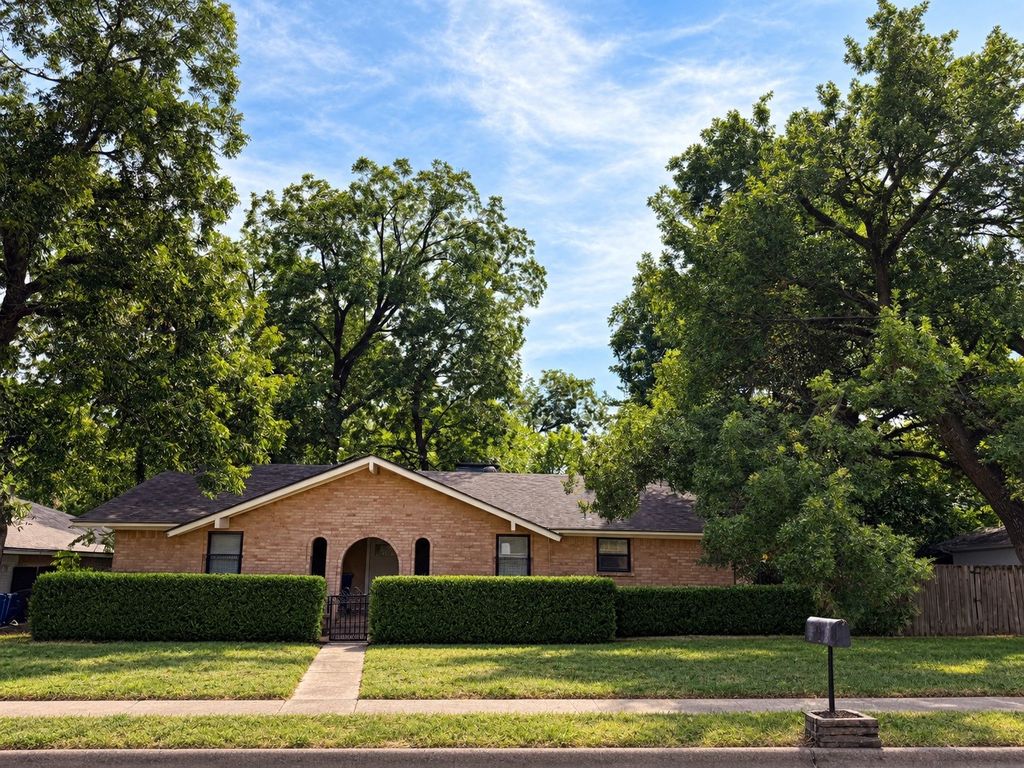 424 Lakewood Drive, Desoto, TX 75115