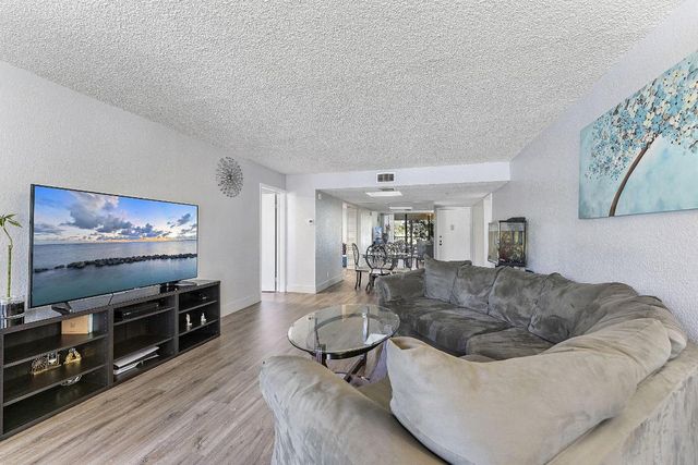 16475 Golf Club Road 207, Weston, FL 33326