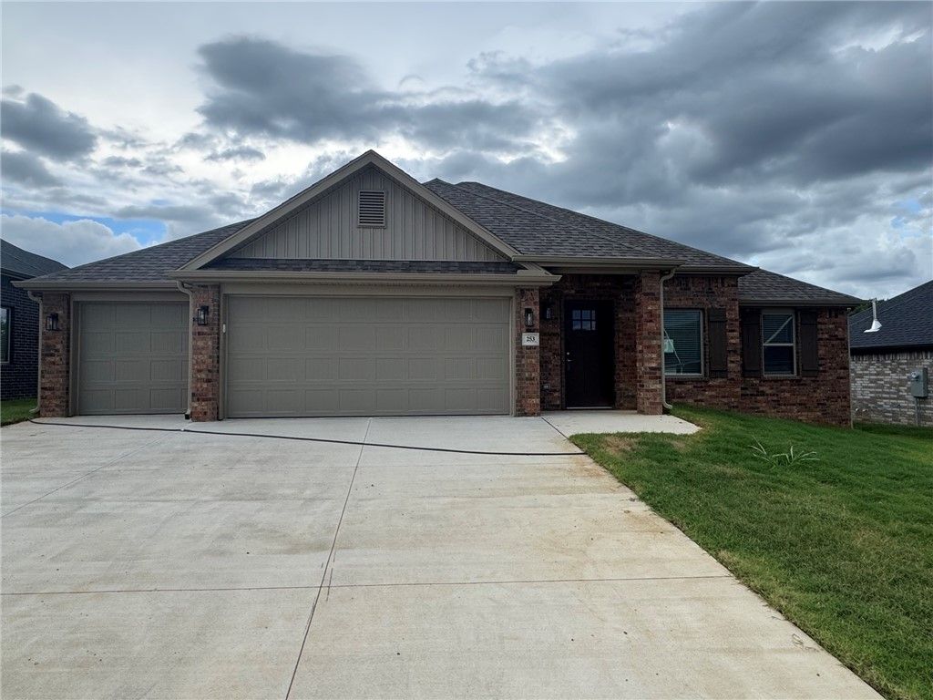 253 S Eagle Mountain Street, Prairie Grove, AR 72753
