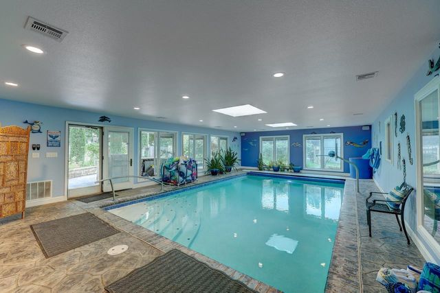 19 Fleetwood Dr, Winfield, KS 67156