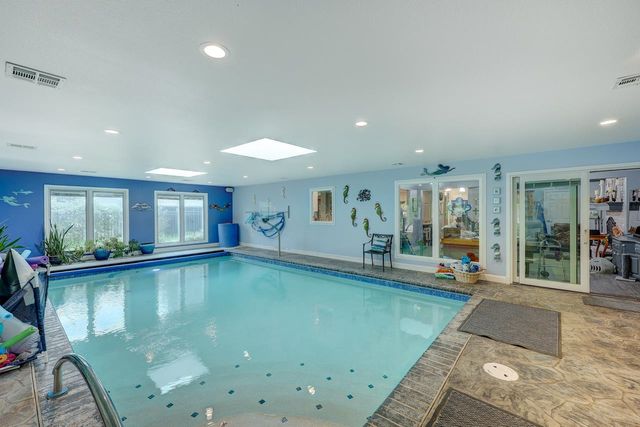 19 Fleetwood Dr, Winfield, KS 67156