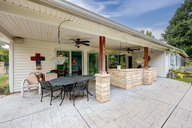 19 Fleetwood Dr, Winfield, KS 67156