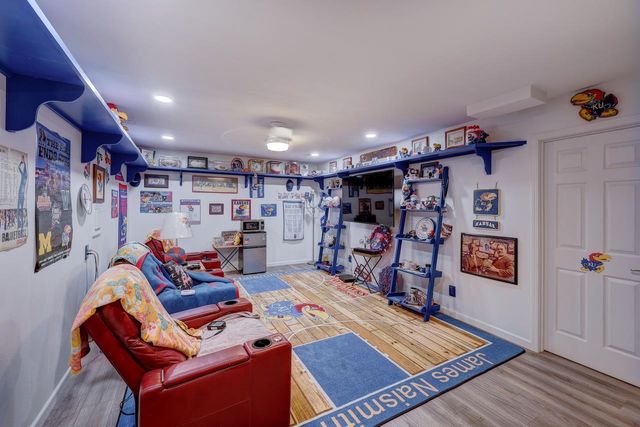 19 Fleetwood Dr, Winfield, KS 67156