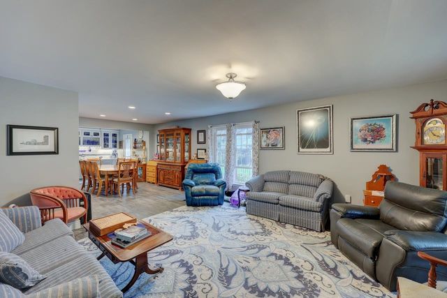 19 Fleetwood Dr, Winfield, KS 67156