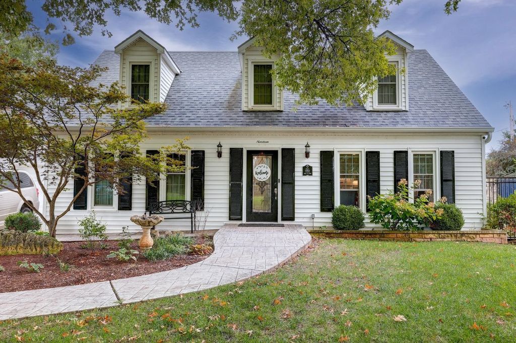 19 Fleetwood Dr, Winfield, KS 67156