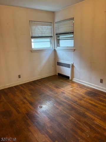 634 Bartell Pl, Ridgewood Village, NJ 07450