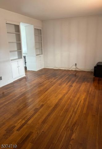 634 Bartell Pl, Ridgewood Village, NJ 07450