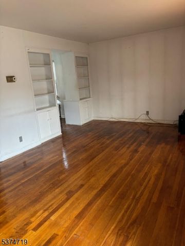 634 Bartell Pl, Ridgewood Village, NJ 07450