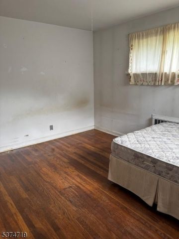 634 Bartell Pl, Ridgewood Village, NJ 07450