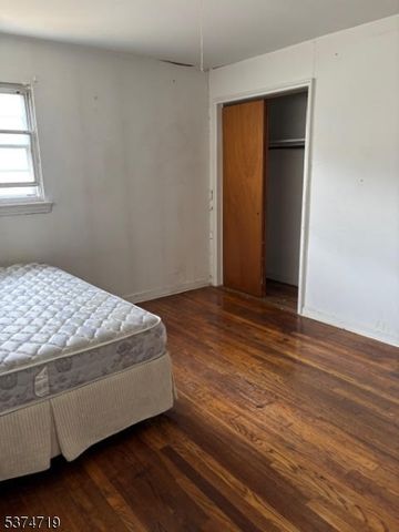634 Bartell Pl, Ridgewood Village, NJ 07450