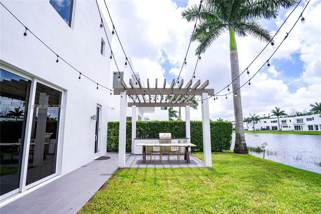 10272 NW 75th Ter, Doral, FL 33178