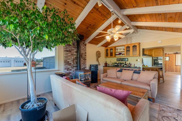 1961 Foothill Dr, Redwood Valley, CA 95470