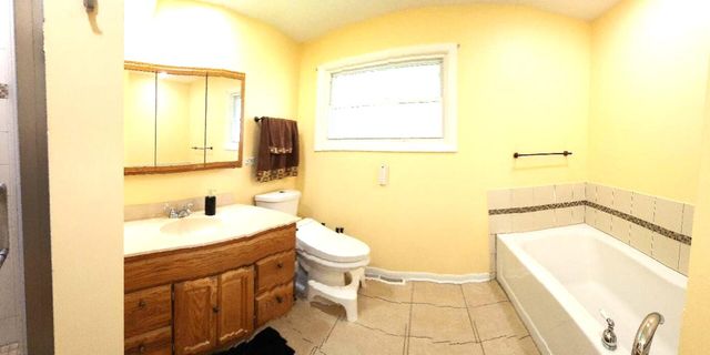 560 Lincoln Street, Roselle, IL 60172