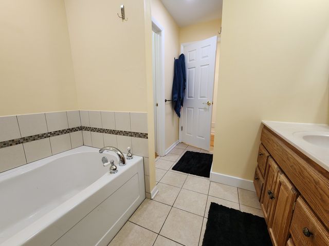 560 Lincoln Street, Roselle, IL 60172
