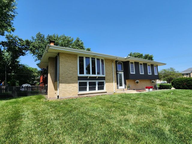 560 Lincoln Street, Roselle, IL 60172