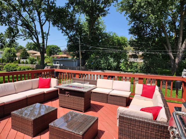 560 Lincoln Street, Roselle, IL 60172