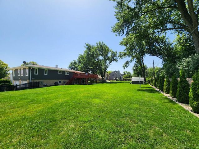 560 Lincoln Street, Roselle, IL 60172