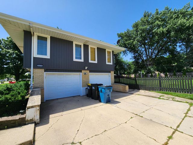 560 Lincoln Street, Roselle, IL 60172