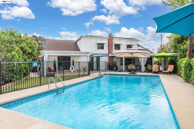 918 Saint Catherine Way, Claremont, CA 91711