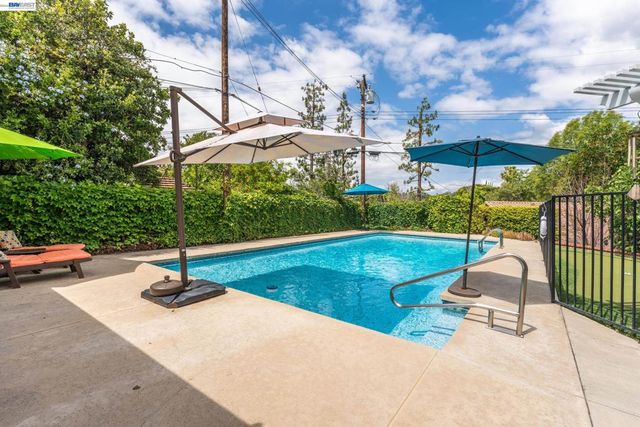 918 Saint Catherine Way, Claremont, CA 91711