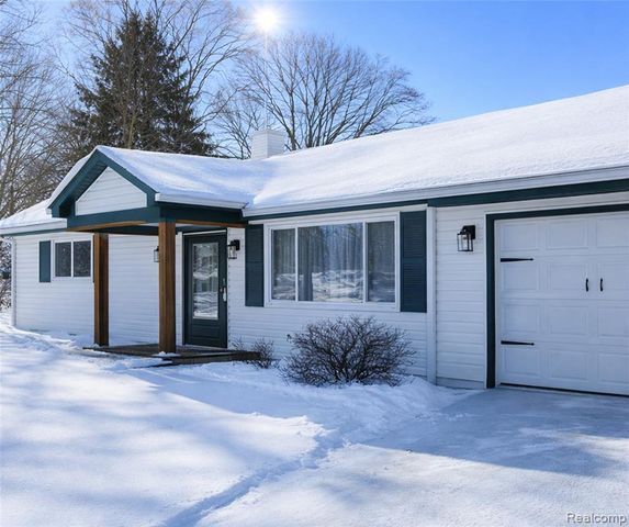 6101 Woodsdale Drive, Grand Blanc, MI 48439