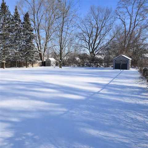 6101 Woodsdale Drive, Grand Blanc, MI 48439