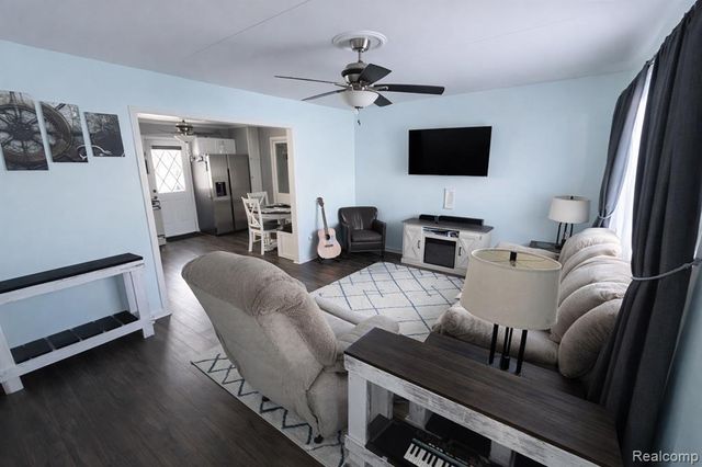 6101 Woodsdale Drive, Grand Blanc, MI 48439