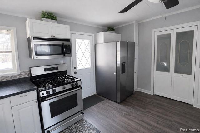 6101 Woodsdale Drive, Grand Blanc, MI 48439