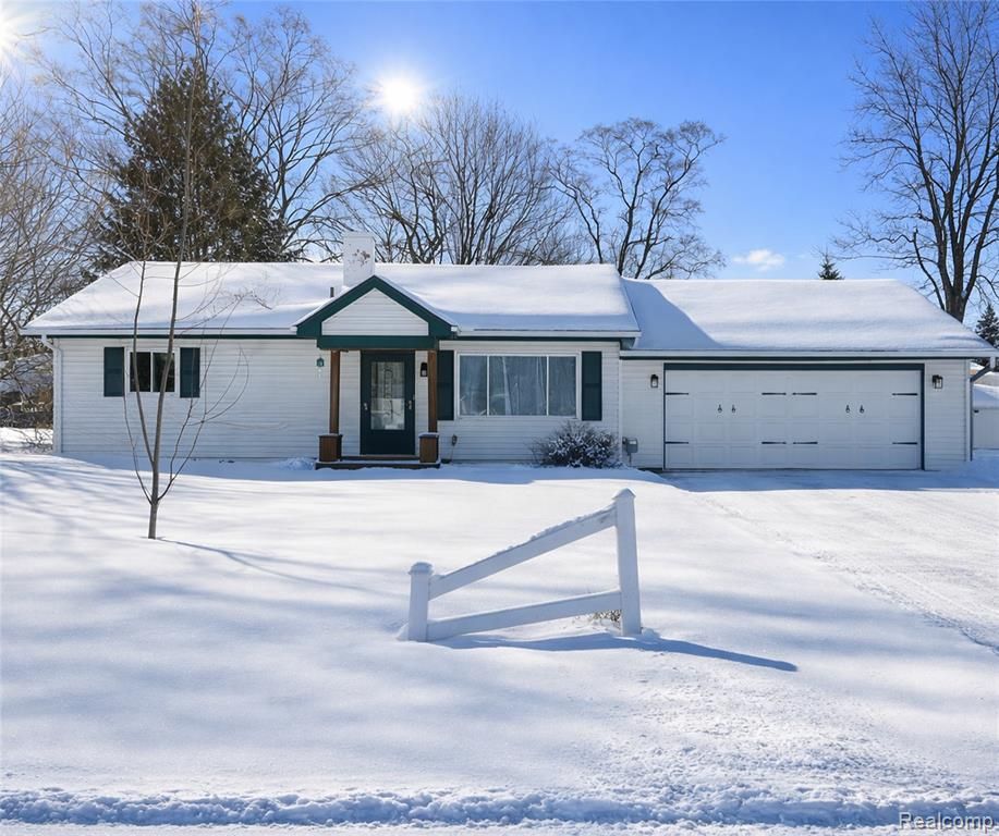 6101 Woodsdale Drive, Grand Blanc, MI 48439